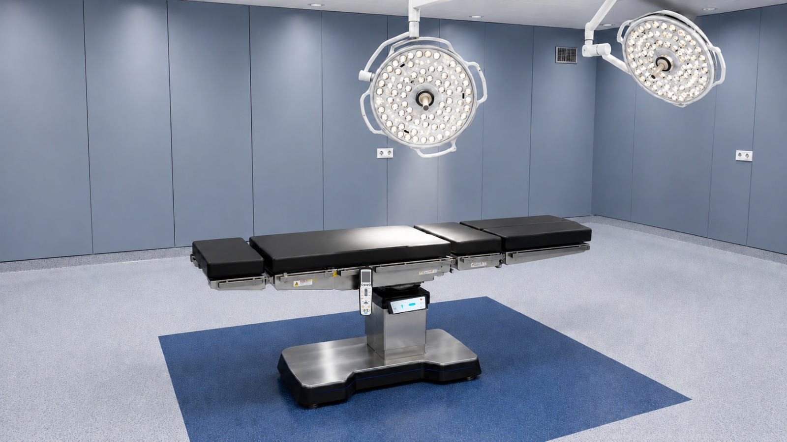Operating room equipped with an IG Medical operating table and two LAM Series surgical lights